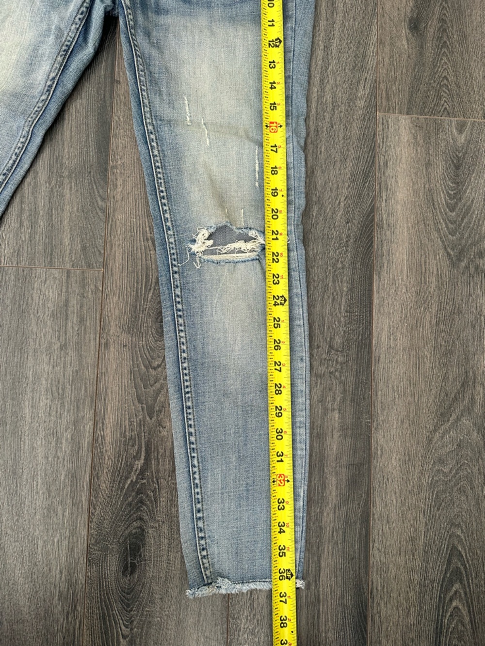 EUC Women’s Vigoss Distressed Light Blue Premium Denim Skinny Jeans Raw Hem 28 - Picture 12 of 14